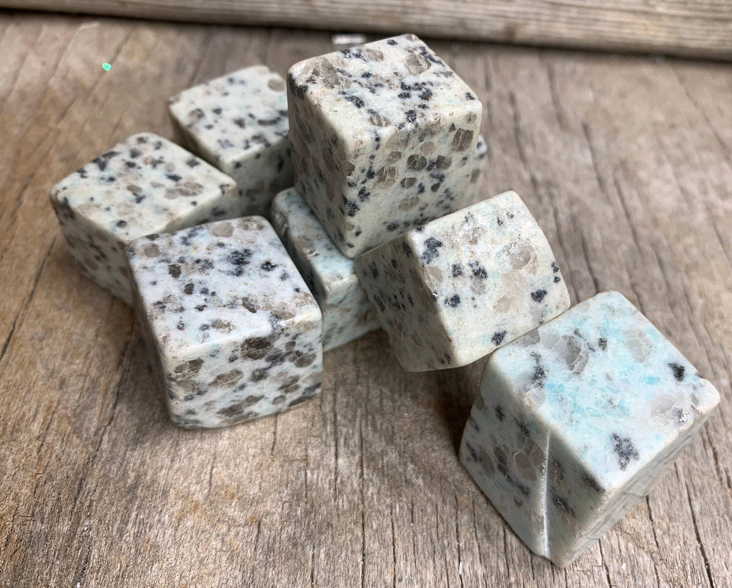 Kiwi Stone Cube 7/8”- 1 1/8”   BIN-1508