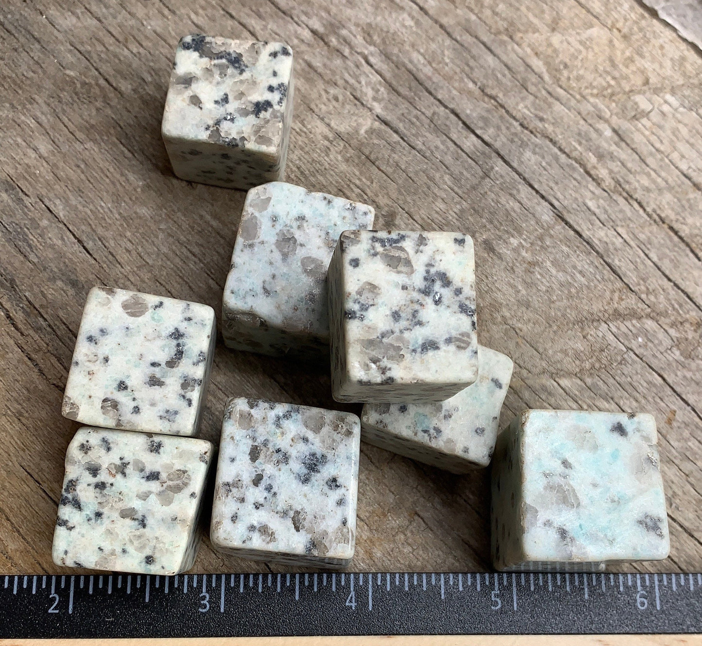 Kiwi Stone Cube 7/8”- 1 1/8”   BIN-1508
