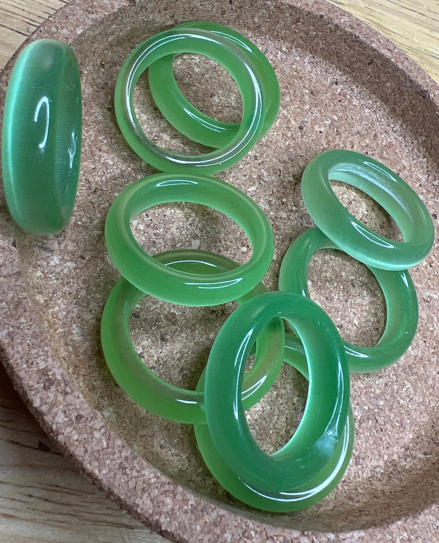 Green Fiber Optic Cats Eye Ring Stone Ring   Size 8  RNG-0049