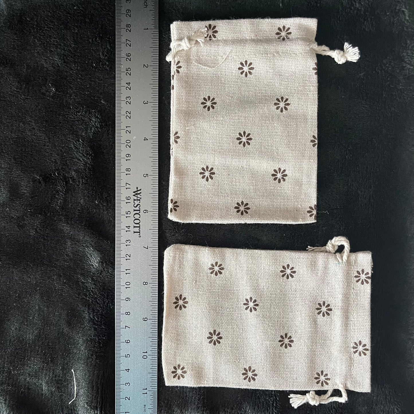 Daisy Burlap Drawstring Bag (Approx. 3 1/2” X 51/2") BAG-0203